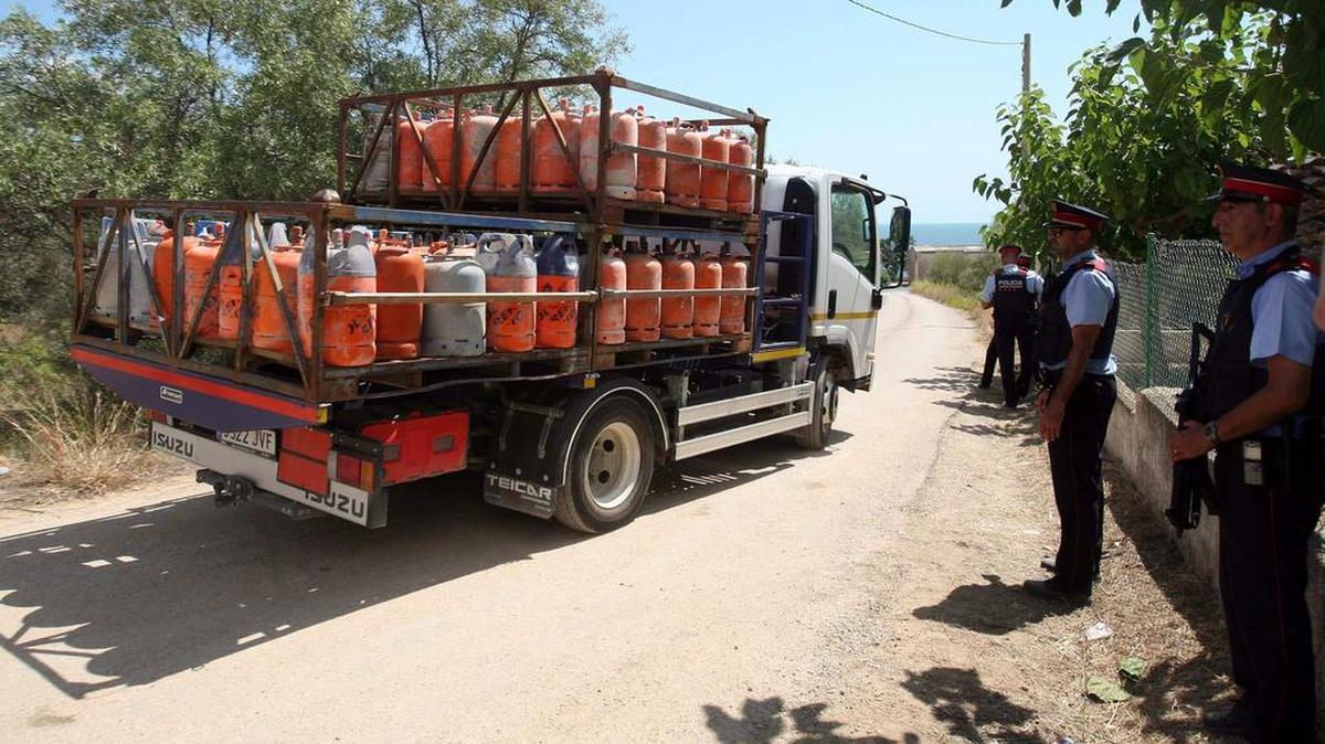 Un camión retira parte de las 120 bombonas de butano halladas en el chalet de Alcanar Platja utilizado por los terroristas de Barcelona y Cambrils como base operativa, que fueron encontradas por agentes del TEDAX y la policía científica de los Mossos que continúan haciendo una labor "minuciosa" de inspección de los escombros del chalet de Alcanar Platja donde se habían preparado los atentados de Barcelona y Cambrils.