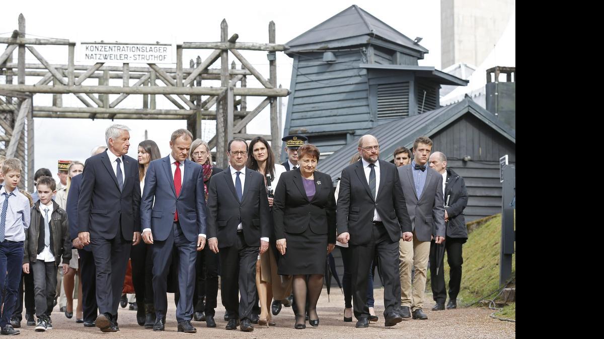 
El presidente francés Francois Hollande (cent.), junto a otras personalidades europeas, visita el campo de concentración nazi Natzwiller-Struthof, en Natzwiller, Francia, durante la conmemoración del Día del Deportado.
