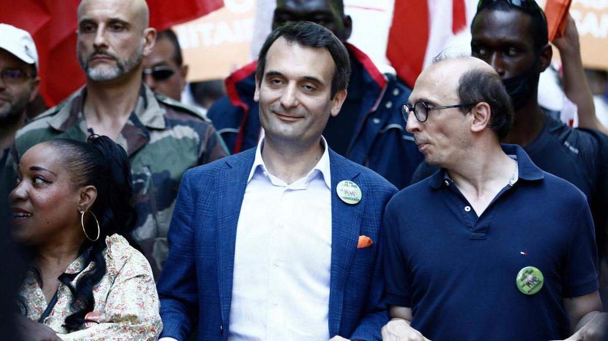 El líder del partido nacionalista francés “Les Patriotes” (Los Patriotas) Florian Philippot (centro) se manifiesta con el abogado de salud pública Fabrice di Vizio (D) durante un día nacional de protesta contra la vacunación obligatoria Covid-19 para ciertos trabajadores, y la obligatoria uso del pase de salud solicitado por el gobierno francés para acceder a la mayoría de los espacios públicos, en París el 14 de agosto de 2021.