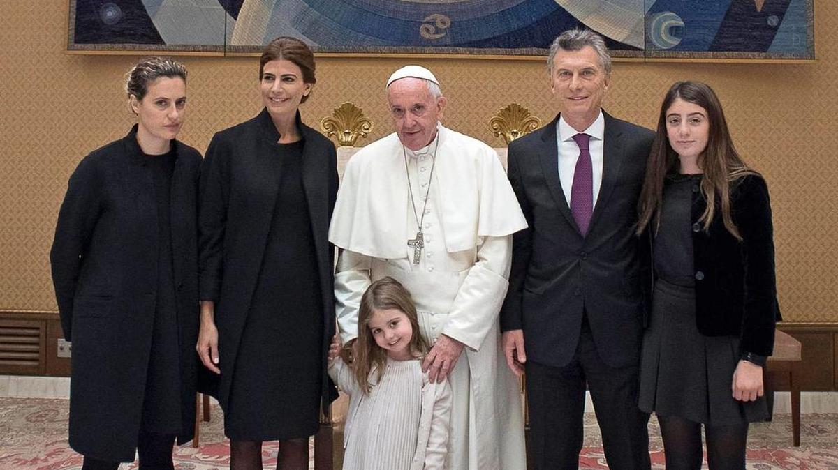 Una imagen proporcionado por el periódico del Vaticano L'Osservatore Romano muestra al Papa Francisco reunido con el presidente argentino, Mauricio Macri y su esposa Juliana Awada y familiares durante una audiencia en el Vaticano, el 15 de octubre de 2016.