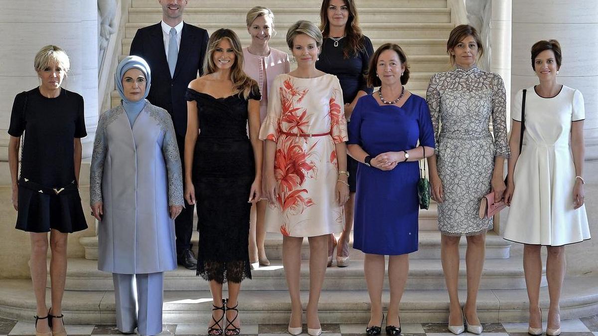 De izq. a der.: Brigitte Trogneux (Francia); Emine Gulbaran Erdogan (Turquía), Melania Trump (EEUU), la reina Matilde de Bélgica, la esposa del secretario general de la OTAN, Ingrid Schulerud, Desislava Radeva (Bulgaría), y Amelie Derbaudrenghien (Bélgica). Segunda fila de izq. a der.: Gauthier Destenay (Luxemburgo), Mojca Stropnik (Eslovenia), y Thora Margret Baldvinsdottir (Finlandia).