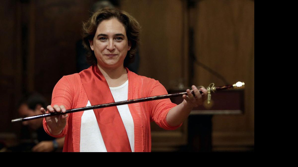 
La candidata de Barcelona en Comú, Ada Colau, ha sido proclamada primera alcaldesa de la capital catalana, con una mayoría absoluta de 21 de los 41 votos de los concejales que forman el consistorio.
