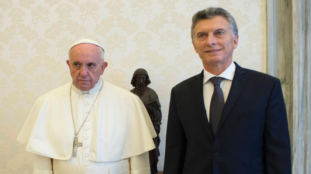 El Presidente de Argentina, Mauricio Macri (d) se encuentra junto al papa Francisco en su oficina el 27 de febrero del 2016, durante su visita en el Vaticano.
