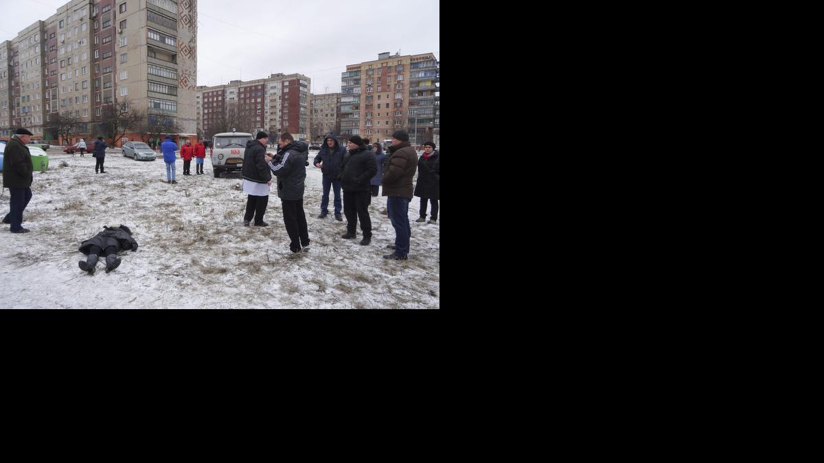 <cutline_leadin>Varias personas</cutline_leadin> observan el cuerpo sin vida de una mujer tras un bombardeo en una calle de la ciudad ucraniana de Kramatorsk, el martes.