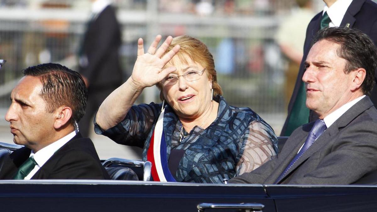 La presidenta de Chile, Michelle Bachelet (c), asiste este lunes 19 de septiembre de 2016, durante la gran parada militar en honor a las glorias del Ejército de Chile en el Parque O'Higgins de Santiago de Chile (Chile). EFE/Sebastian Silva