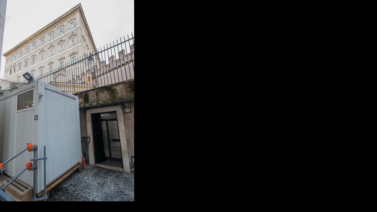 

Las duchas instaladas en la plaza de San Pedro para los sintecho que viven en los alrededores del Vaticano. Además de las duchas, ya operativas, el papa Francisco mandó preparar una barbería, que comenzará a funcionar este lunes, y se dará a quien lo necesite un “kit” de aseo.

