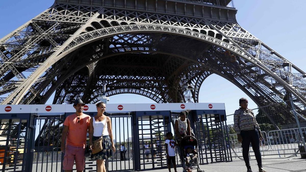 El proyecto forma parte de un amplio plan de 300 millones de euros (320 millones de dólares), anunciado el mes pasado, para reforzar la seguridad y mejorar las instalaciones para recibir a los visitantes de la famosa torre.