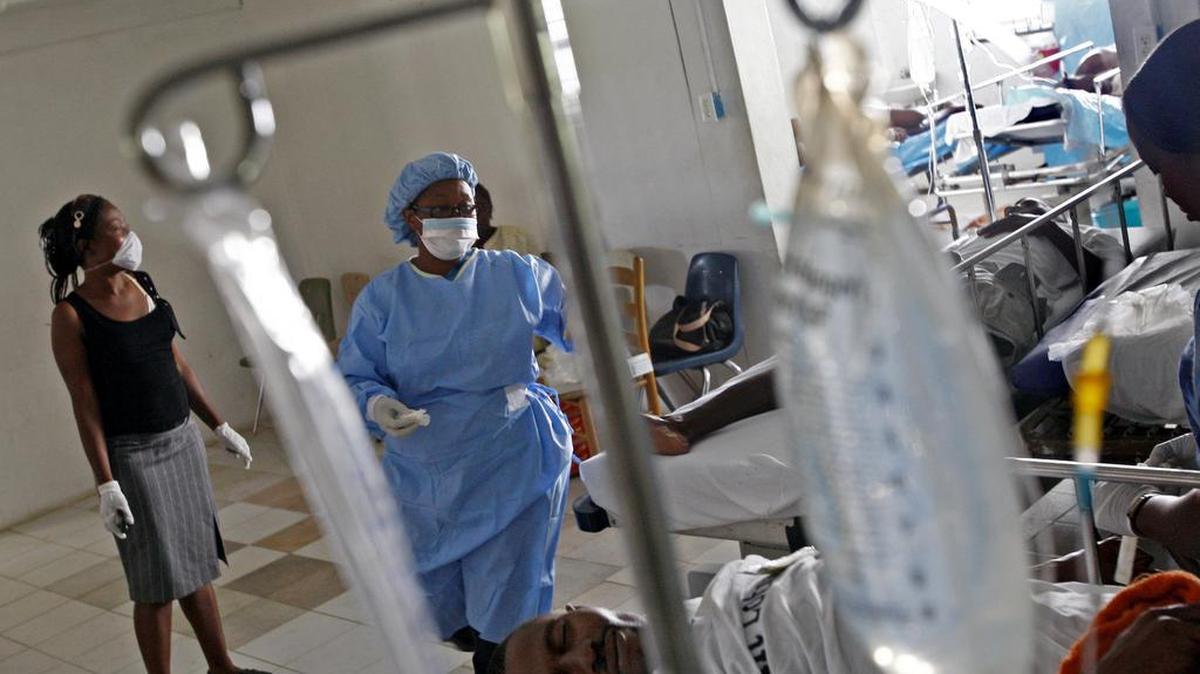 Una enfermera atiende a pacientes con cólera en un hospital en Arcahaie, Haití, el 28 de octubre del 2010.