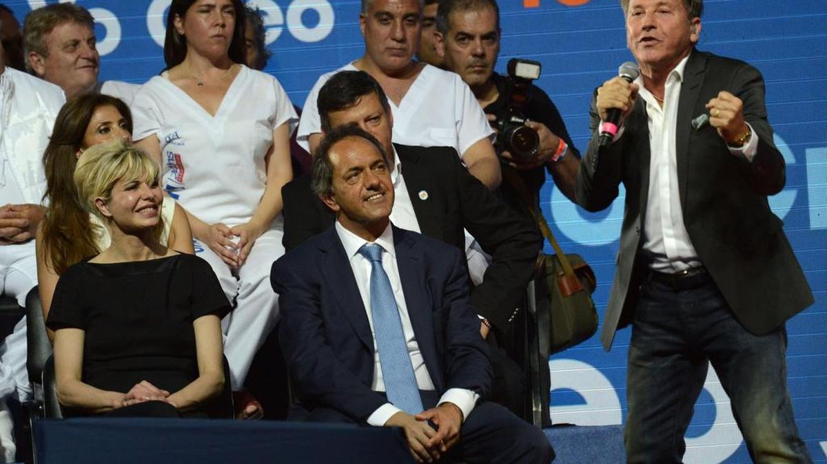 El cantante venezolano nacido en Argentina, Ricardo Montaner, canta en el acto de cierre de campaña del candidato oficialista Daniel Scioli, el jueves en Buenos Aires.