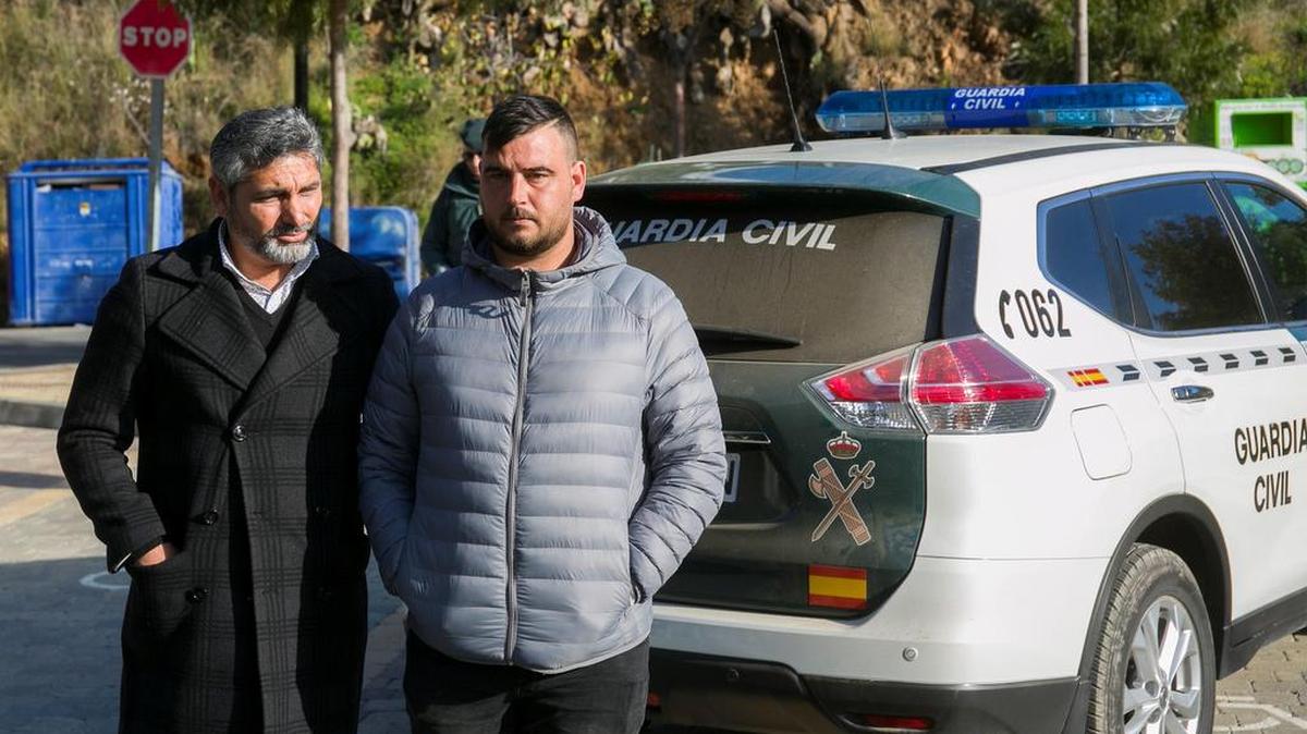 Juan José Cortés, padre de Mariluz -la niña asesinada en 2008 en Huelva- (i), acompaña a José Roselló, padre de Julen, el niño de dos años que cayó el pasado domingo a un pozo de más de cien metros de profundidad en la localidad malagueña de Totalán, donde se continúa con las labores de rescate.