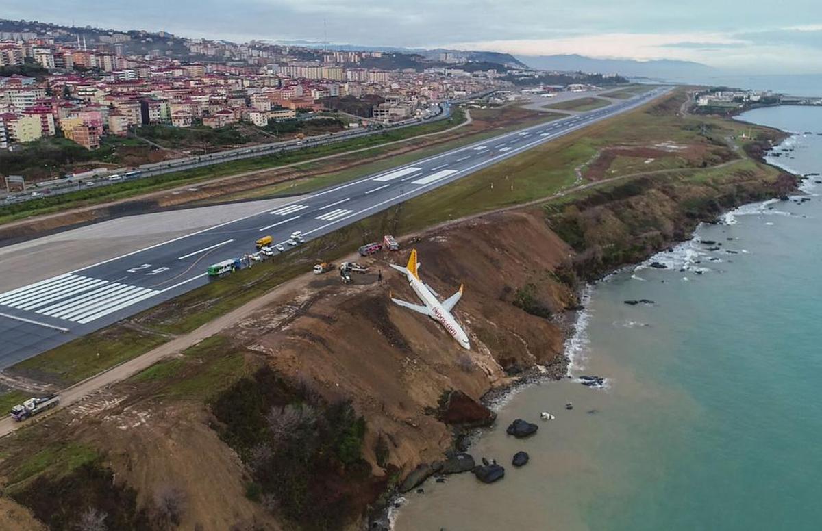 Un avión de pasajeros Pegasus Airlines Boing 737 se veen un terraplén, un día después de patinar fuera de la pista de aterrizaje eb el aeropuerto de Trabzon en la costa del Mar Negro el 14 de enero de 2018.