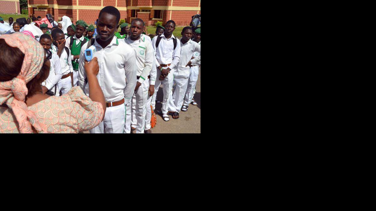 
La directora de una escuela secundaria en Nigeria chequea la temperatura de cada estudiante como una de las medidas preventivas implantadas contra el virus del ébola.


