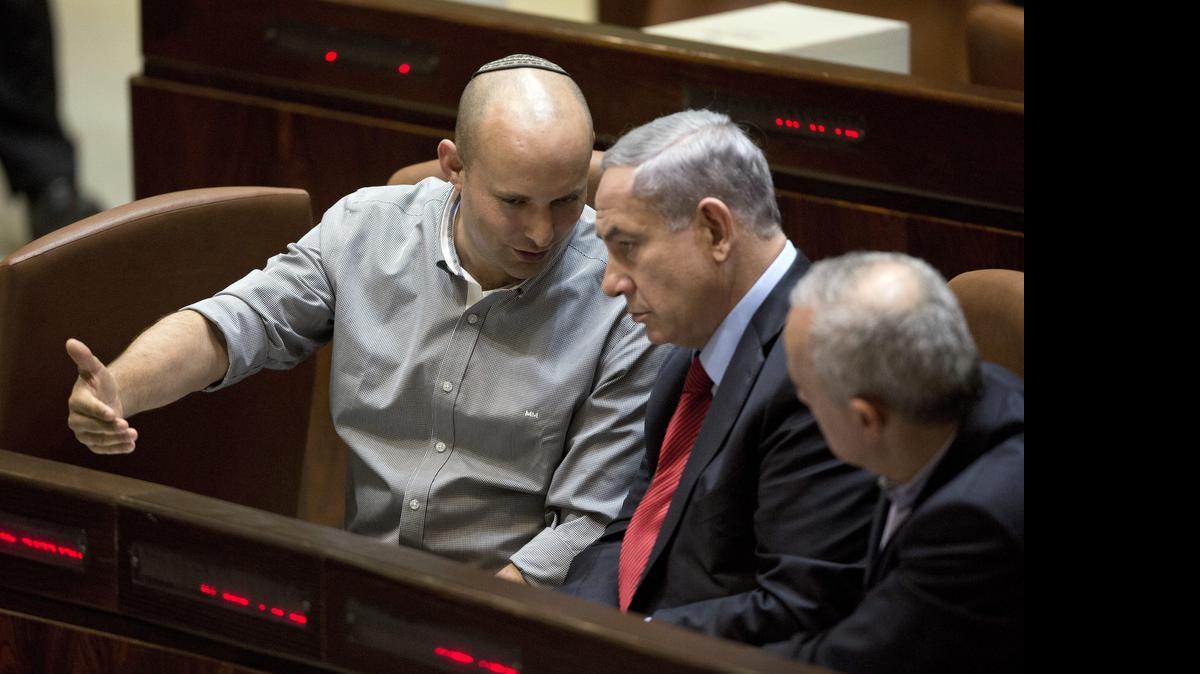 
El primer ministro israelí Benjamin Netanyahu (c) y el ministro de Economía, Naftali Bennet (i) durante una votación en la Knesset, el parlamento israelí en Jerusalén.
