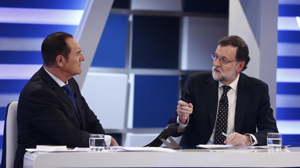 El Presidente del gobierno español, Mariano Rajoy (der.), y el presentador Antonio Jiménez, durante una entrevista para el canal 13TV, en Madrid.