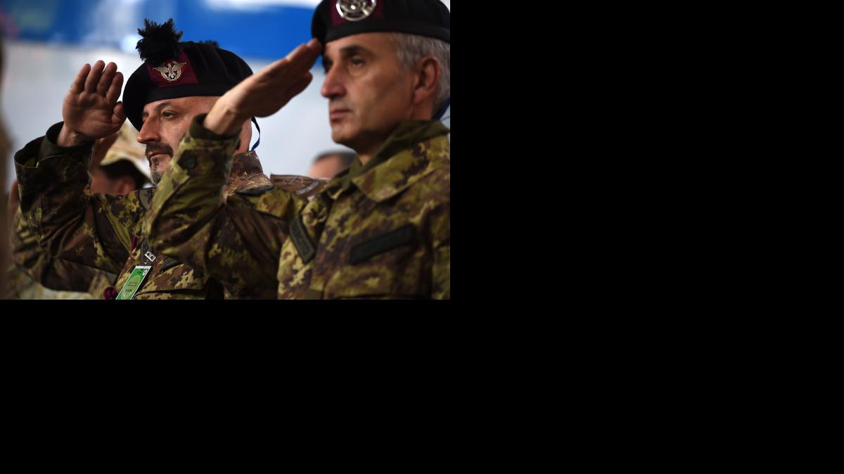 
Soldados de la OTAN saludan durante la ceremonia que puso fin a la presencia de las fuerzas de la Alianza en el territorio de Afganistán el domingo en Kabul.
