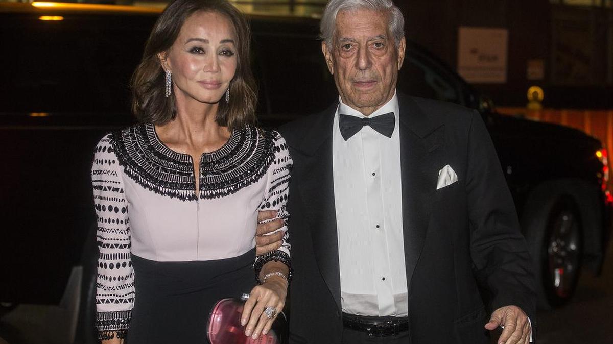 
Isabel Preysler y el escritor peruano Mario Vargas Llosa llegan a la gala de la Hispanic Society el jueves 8 de octubre de 2015, en Nueva York.
