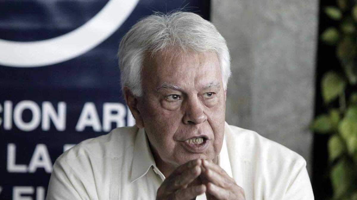 El ex presidente del Gobierno español Felipe González habla el jueves 25 de febrero de 2016, durante la reunión llamada "Gobernabilidad democrática y participación ciudadana" que se celebra en San josé (Costa Rica). González dijo hoy que no tiene "ni idea de lo que va a pasar en España" con respecto a la formación de Gobierno, durante la reunión que analizará los retos de la gobernabilidad en América Latina, y en la que también participan el exmandatario costarricense y Premio Nobel de la Paz, "scar Arias, el expresidente de Bolivia Fernando Quiroga, y el exsecretario de Relaciones Exteriores de México Jorge Castañeda Gutman.