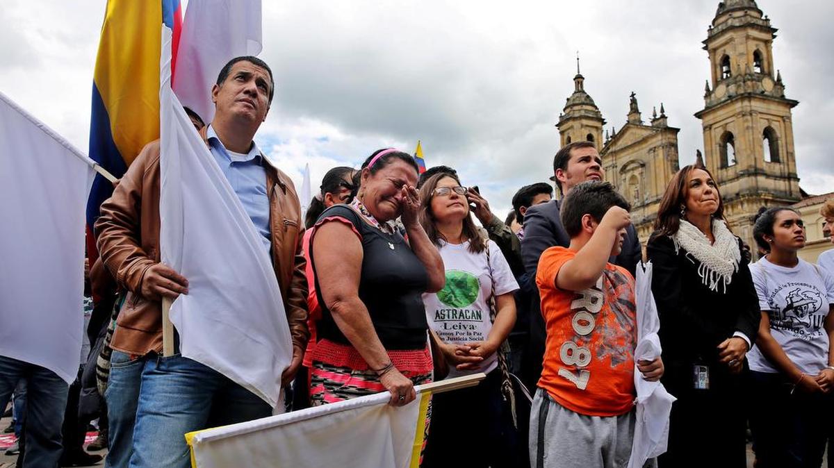 Cientos de personas se congregan en la Plaza de Bolívar para observar la firma del nuevo acuerdo de paz que termina 52 años de conflicto armado interno este jueves 24 de noviembre de 2016, en Bogotá (Colombia).