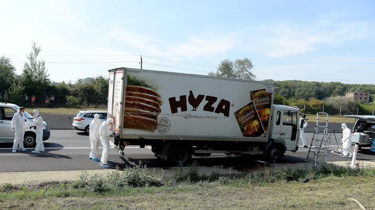 
Expertos forenses realizan su trabajo en el camión frigorífico donde viajaba un grupo de inmigrantes que murieron asfixiados en Burgenland, Austria, el jueves.
