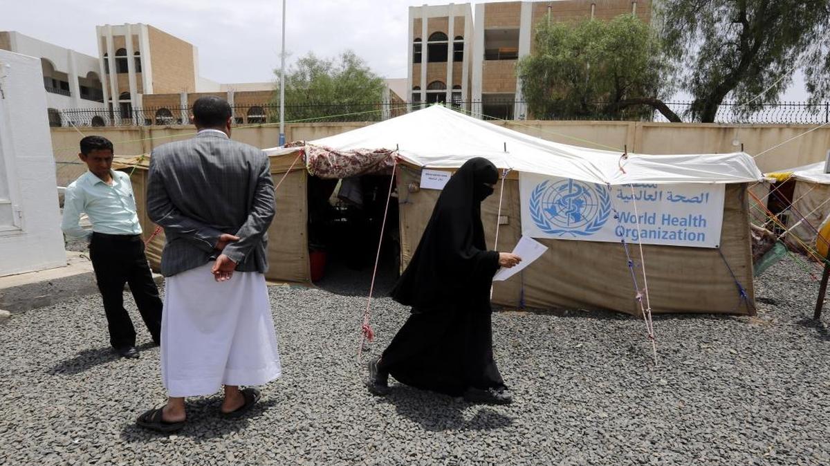 En un hospital de Sanaía, Yemen, el 22 de julio de 2017, los yemenitas infectados por el cólera se encuentran fuera de las tiendas improvisadas que reciben casos de cólera en medio de un brote agudo de cólera.