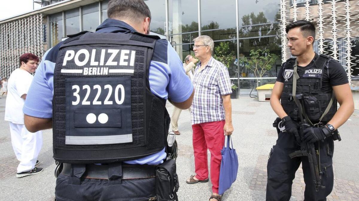Varios agentes de la policía hacen guardia en el exterior del hospital Benjamin Franklin en Berlín, Alemania, el martes 26 de julio de 2016, tras una operación policial.