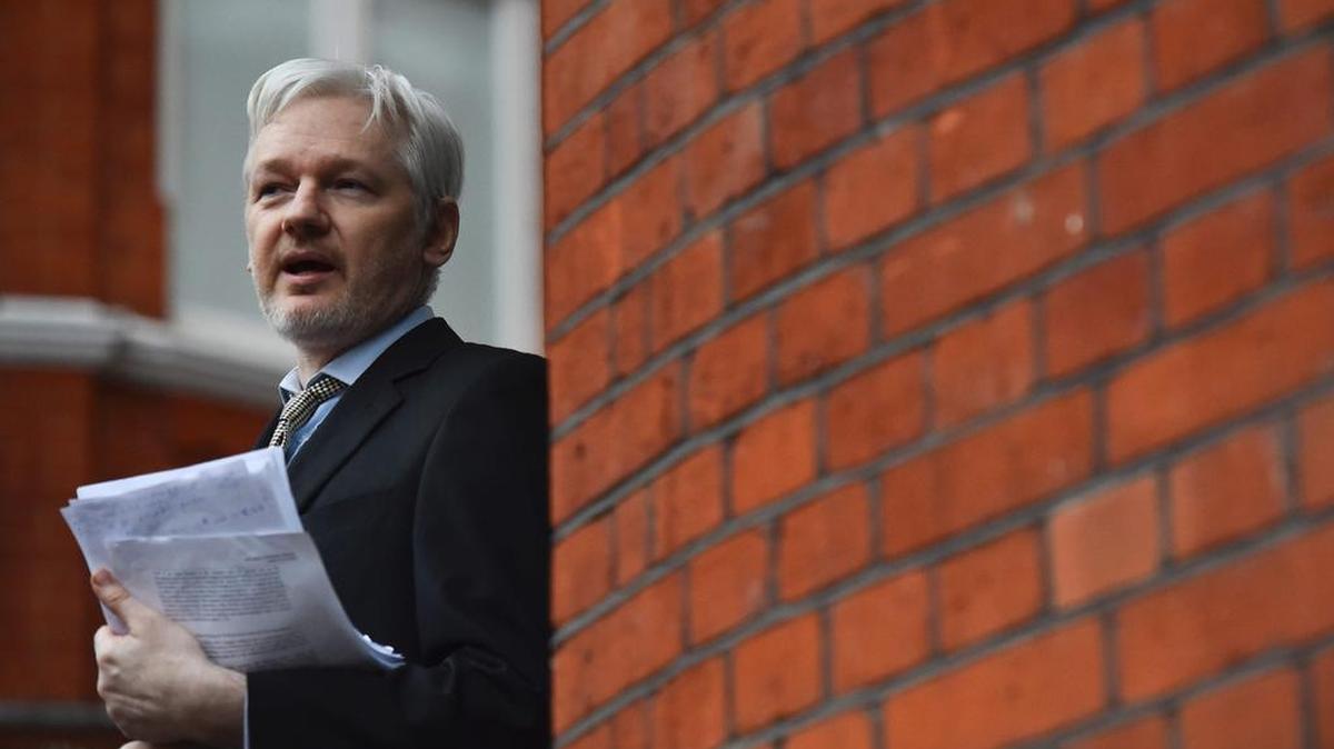 Esta fotografía de archivo tomada el 5 de febrero de 2016 muestra al fundador de WikiLeaks, Julian Assange, dirigiéndose a los medios de comunicación desde el balcón de la Embajada ecuatoriana en el centro de Londres.