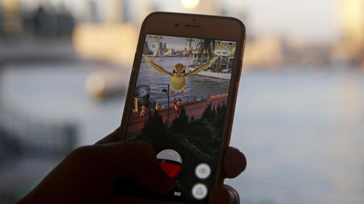 Un entusiasta juega "Pokemon Go" en Hong Kong. Foto de archivo.