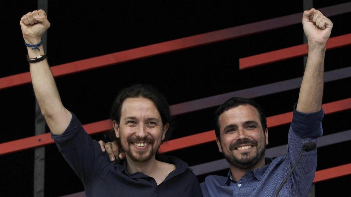 El candidato de Unidos Podemos a la Presidencia, Pablo Iglesias (i), junto al líder de IU, Alberto Garzón (d), durante un acto en Barcelona.