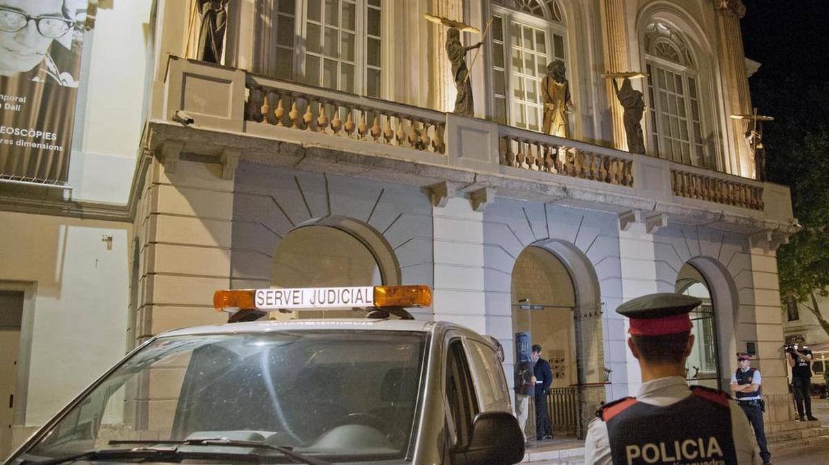 Aspecto del Teatro-Museo de Figueres esta noche mientras la comitiva judicial practicaba la exhumación de los restos de Salvador Dalí. La exhumación de los restos del artista catalán para atender una demanda de paternidad ha concluido después de cuatro horas de trabajo en el interior del teatro, donde descansa el artista, para extraer muestras biológicas.
