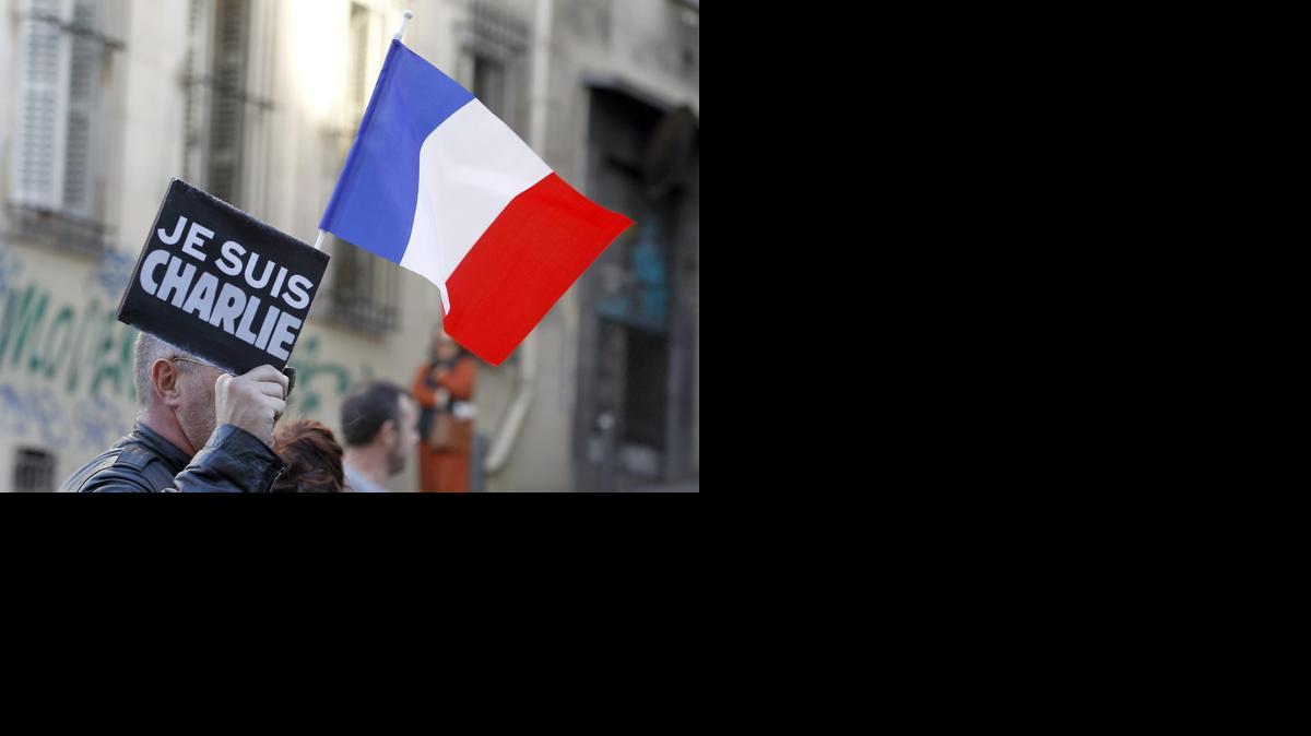 
La gente toma parte en una Marcha Republicana en memoria de las 12 víctimas de la masacre del 07 de enero en la sede parisina de la revista satírica Charlie Hebdo, en Marsella, Francia, 10 de Enero de 2015.

