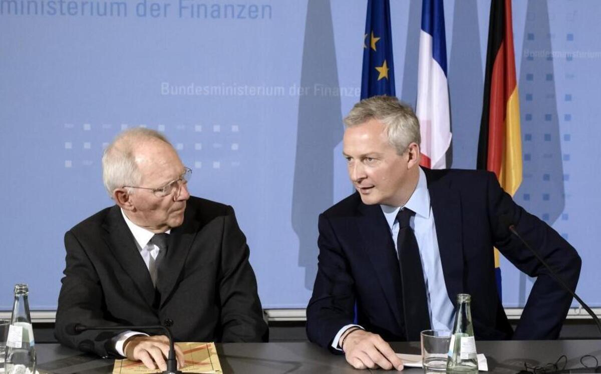 El ministro de Finanzas alemán, Wolfgang Schäuble (i), y su homólogo francés, Bruno Le Maire, durante una rueda de prensa conjunta en Berlín, Alemania, el 22 de mayo de 2017. Ambos ministros anunciaron la creación de un grupo de trabajo que deberá elaborar propuestas para mejorar la integración de la eurozona.