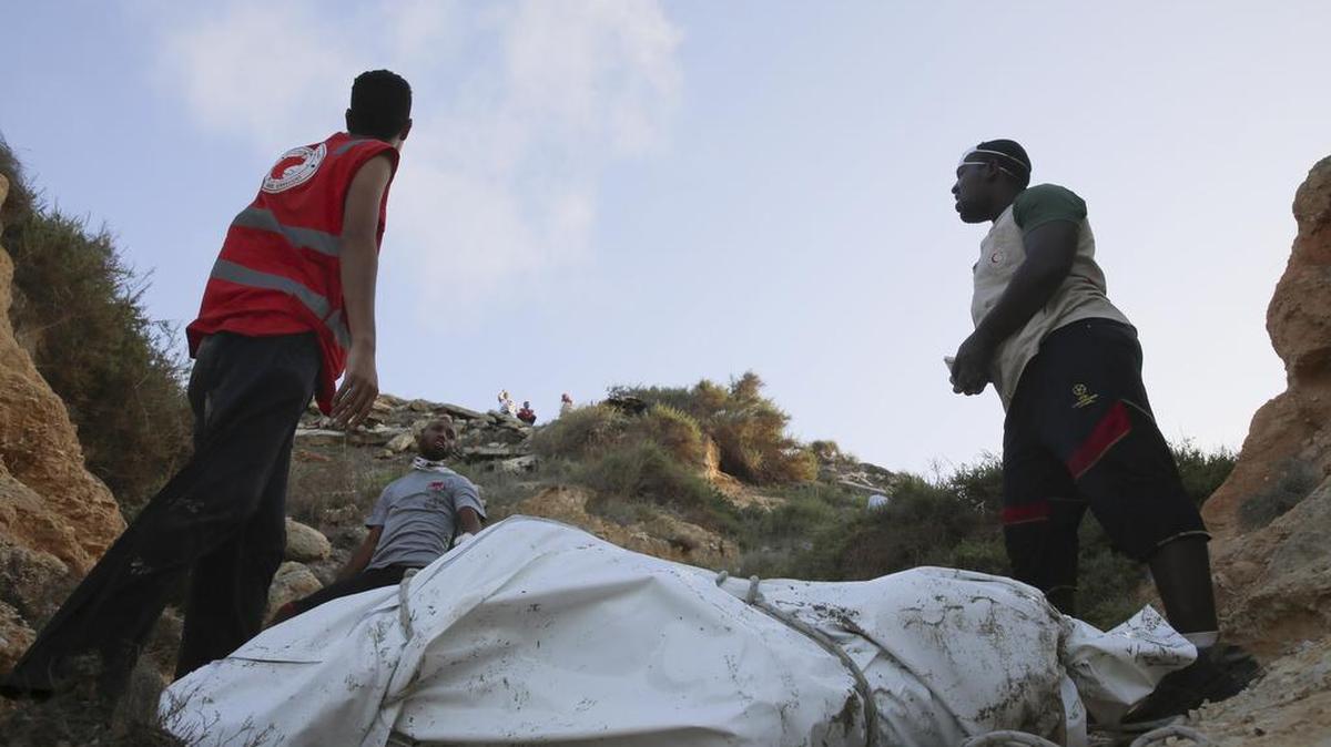 
La Organización Internacional para las Migraciones dice que más de 2,600 inmigrantes han muerto en lo que va del año en la ruta del Mediterráneo central, que incluye Libia. 
