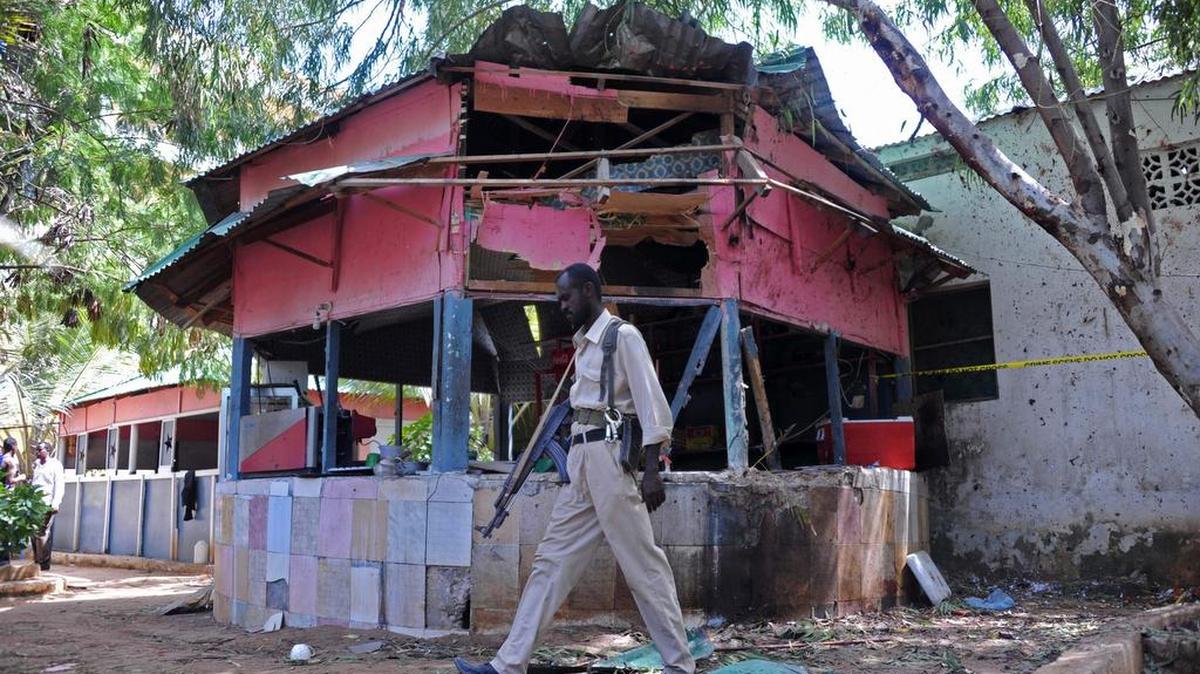 Un kamikaze se hizo estallar el sábado en un restaurante de Mogadiscio, la capital de Somalia, dejando tres heridos entre los clientes, informó la policía y testigos.
