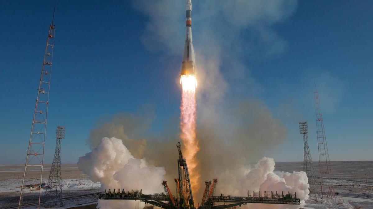 El cohete Soyuz-FG, que transporta una nueva tripulación a la Estación Espacial Internacional (ISS), despega en el cosmódromo de Baikonur, Kazajastán.