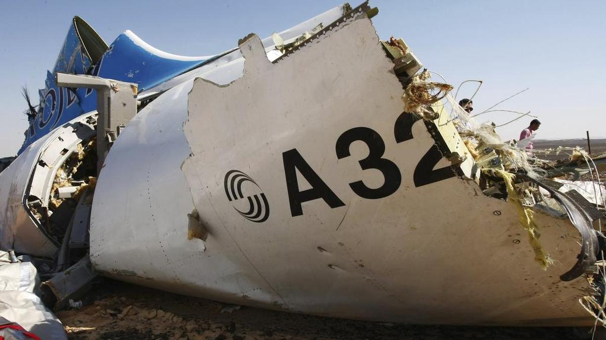 Imagen facilitada por la oficina de prensa del ministerio de Emergencias ruso el 2 de noviembre de 2015, de una pieza del fuselaje del avión siniestrado en el Sinaí (Egipto).