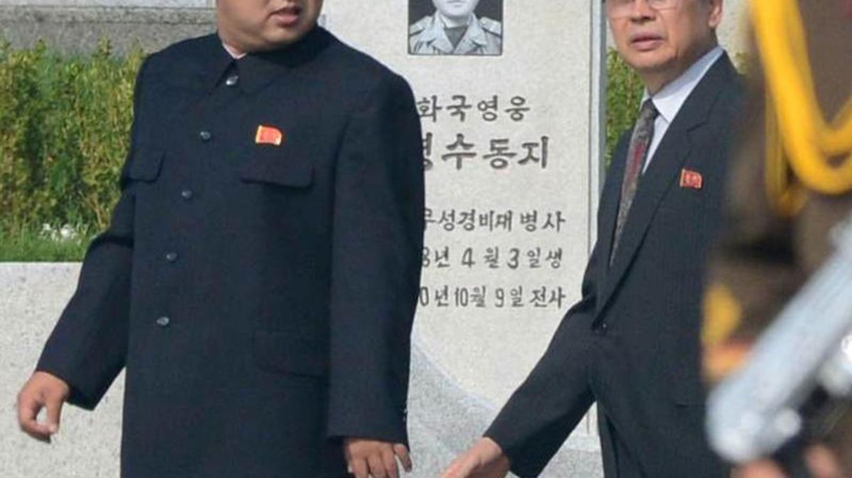 
El líder norcoreano Kim Jong Un (izq.) junto al vicepresidente de la Comisión Nacional de Defensa Jang Song Thaek.
