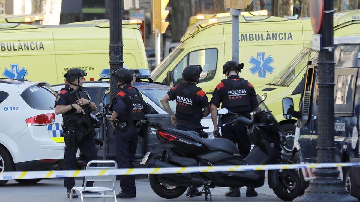 Efectivos policiales en el lugar en el que una furgoneta ha atropellado esta tarde a varios peatones que paseaban por las Ramblas de Barcelona, un atropello masivo en el que al menos dos personas murieron y veinte resultaron heridas.