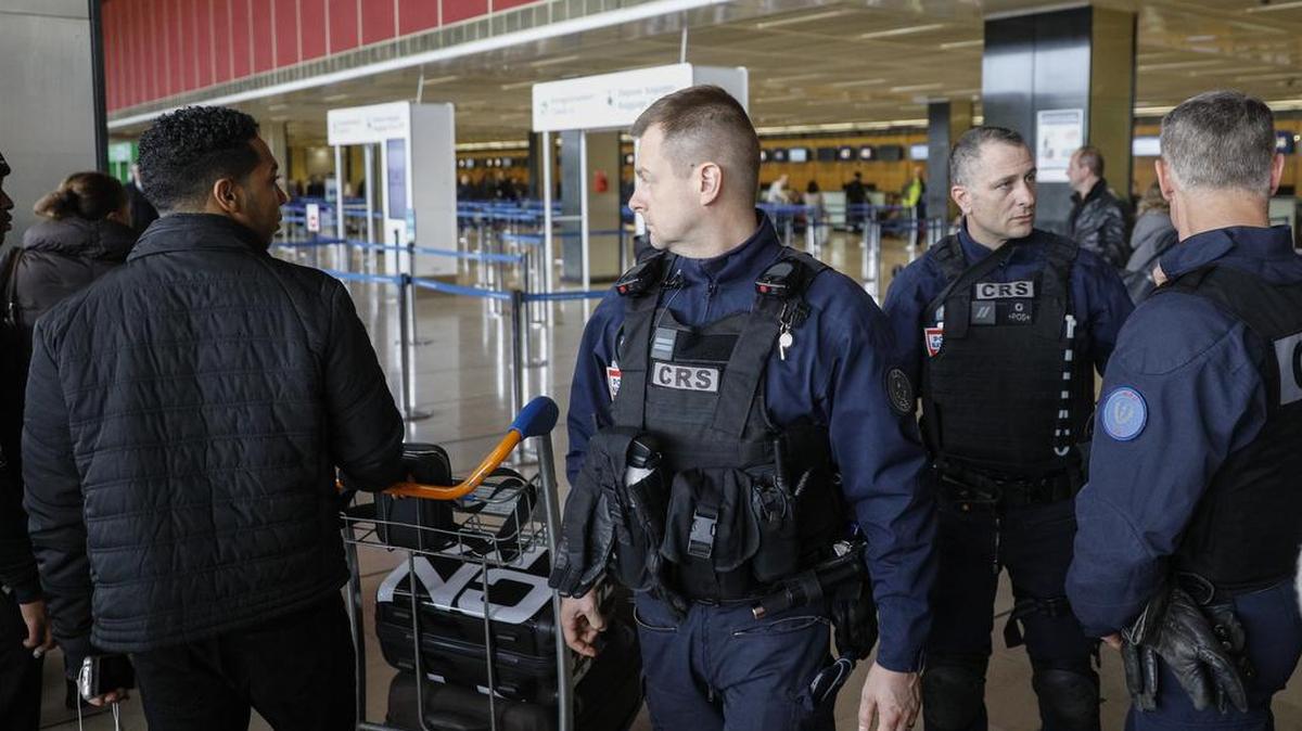 Policías franceses resguardan el aeropuerto de Orly en París, Francia, el 18 de marzo de 2017.