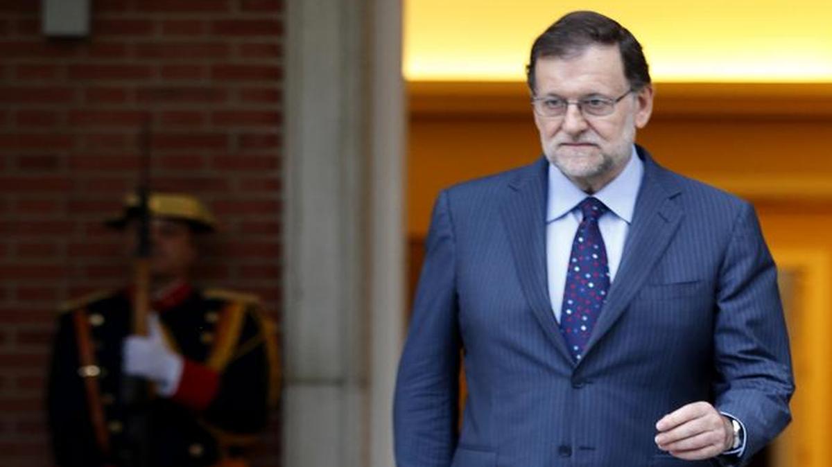 El presidente del Gobierno en funciones, Mariano Rajoy, momentos antes de recibir hoy, en el Palacio de la Moncloa, al secretario de Estado de la Santa Sede, el cardenal Pietro Parolin.