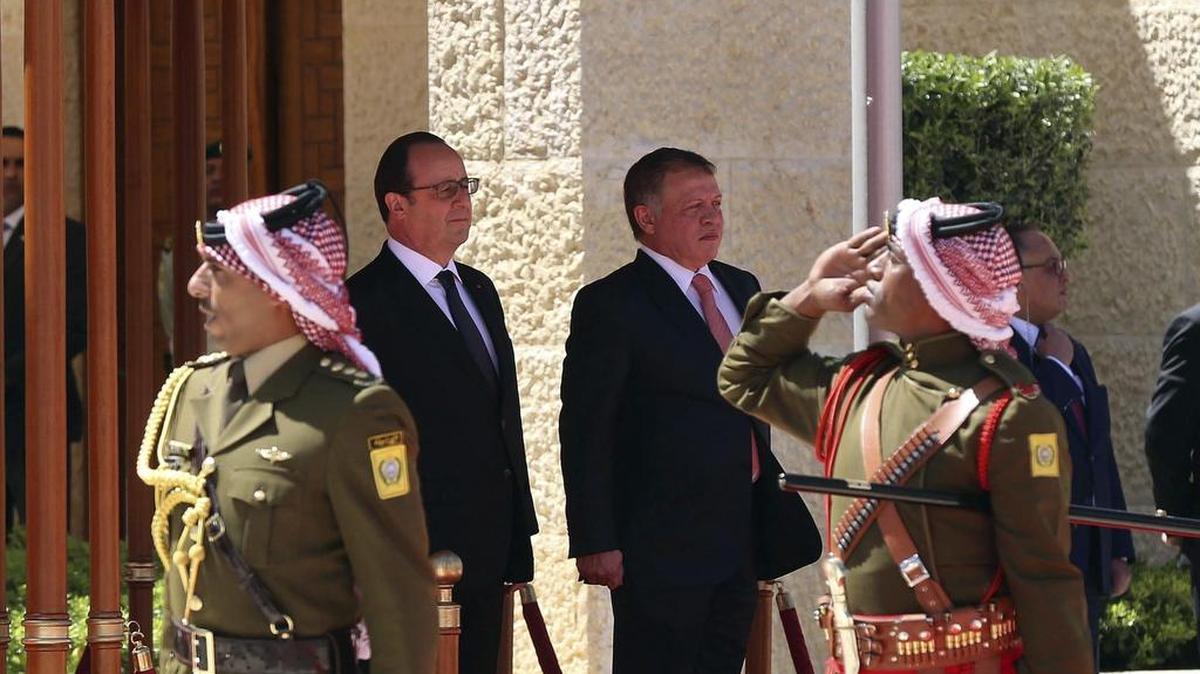 El rey jordano, Abdalá II (der.), y el presidente francés, Francois Hollande (izq), pasan revista a la guardia de honor a su llegada al palacio Al-Husseinia en Amán, Jordania.