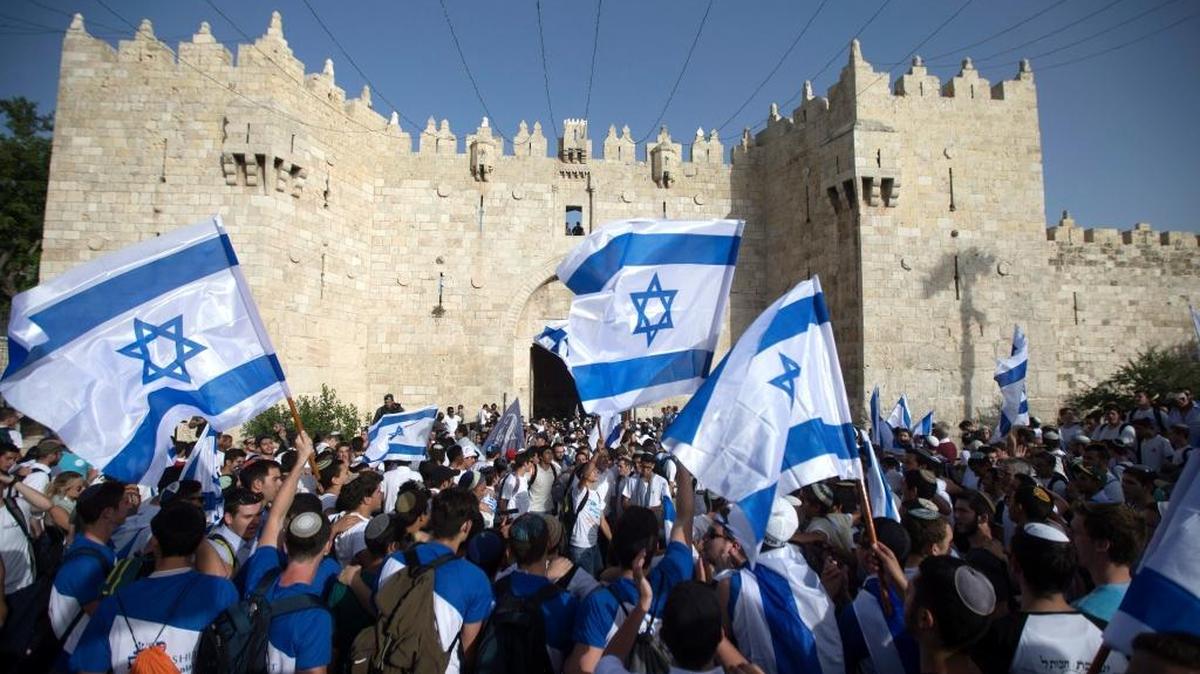 Miles de jóvenes israelíes marcharon con la bandera de su país por la Puerta de Damasco durante la marcha de las banderas en el Día de Jerusalén, el 5 de junio del 2016.
