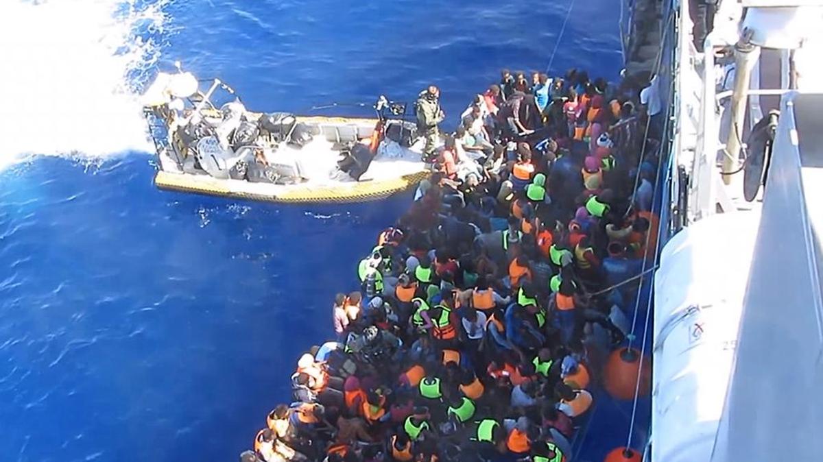 
Un portavoz de la guardia costera sueca confirmó que el Poseidón rescató con vida a 439 personas. En la bodega se encontraron 51 cadáveres de migrantes que, al parecer, murieron intoxicados.
