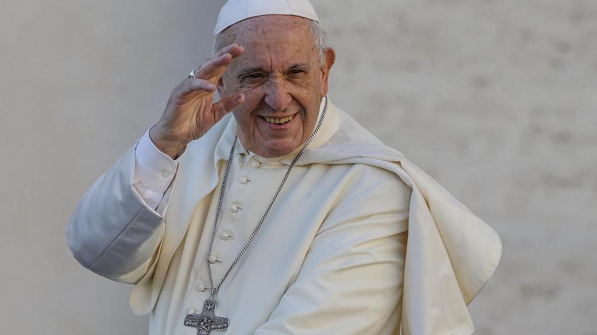 El papa Francisco saluda a su llegada a la audiencia general de los miércoles en la plaza de San Pedro del Vaticano, el 11 de octubre de 2017.