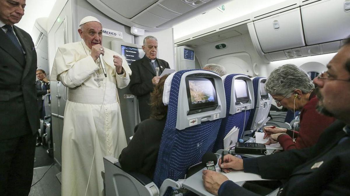 El papa Francisco (2i) se dirige a los periodistas a bordo del avión que le traslada de México a Italia, hoy, 18 de febrero de 2016.