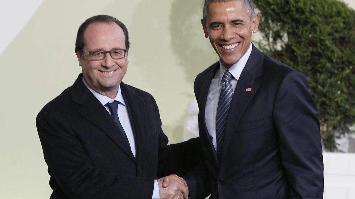 El presidente galo, François Hollande (izda), recibe al presidente de Estados Unidos, Barack Obama (dcha), a su llegada a la cumbre sobre cambio climático COP21 que se celebra en Le Bourget en París (Francia) hoy, 30 de noviembre de 2015.