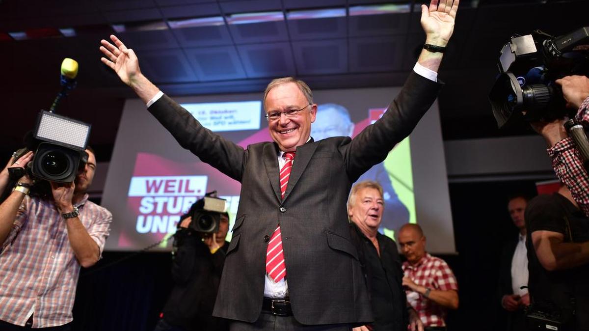 Stephan Weil, líder de los socialdemócratas en Baja Sajonia, celebra los resultados obtenidos el domingo en Hanover, Alemania.