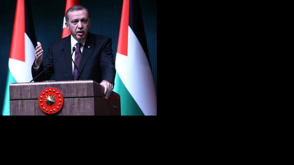 
El presidente turco, Recep Tayyip Erdogan, demandó el viernes a Europa un mayor esfuerzo de vigilancia de los presuntos yihadistas que habitan en su suelo para evitar que vayan a la guerra en Siria, pasando por Turquía. Foto archivo
