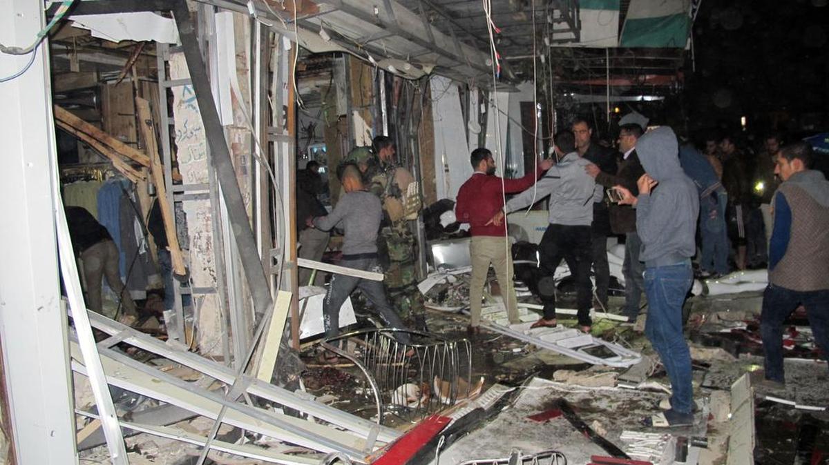 Hombres armados abrieron fuego en una calle de Bagdad tras la explosión de un coche bomba.