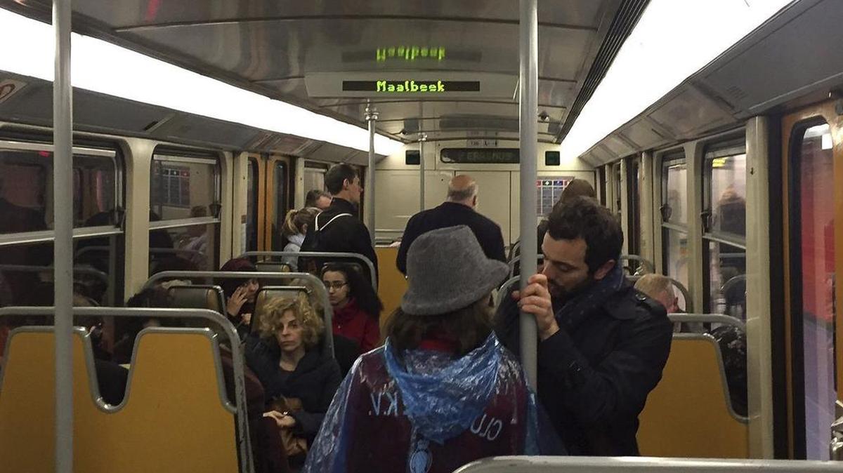 Fotografía tomada con un teléfono móvil que muestra a pasajeros en el interior de un vagón de metro en la estación de Maelbeek, durante su reapertura un mes después de los atentados terroristas, en Bruselas, Bélgica, el 25 de abril de 2016. Laurent Dubrule