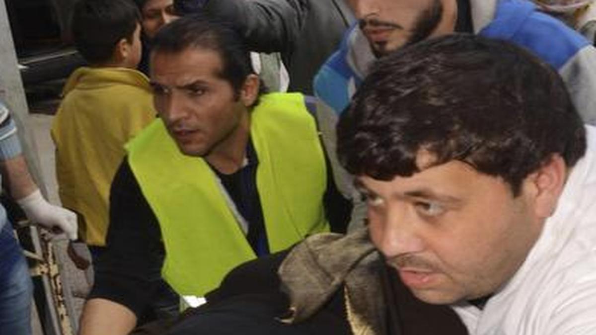 
Un civil herido es trasladado al hospital de Alepo, Siria. Al menos 35 civiles murieron y varios resultaron heridos por cohetes lanzados por opositores al régimen sirio.
